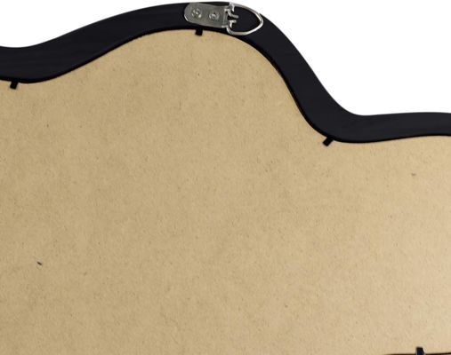 Prachtige woningversiering Onregelmatige wandspiegel met zwart houten frame en moderne badkamerversiering