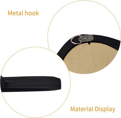 Prachtige woningversiering Onregelmatige wandspiegel met zwart houten frame en moderne badkamerversiering