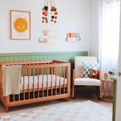 Bespaar ruimte en voeg stijl toe aan de kinderkamer van uw kinderen met Acryl Floating Bookshelf Wall