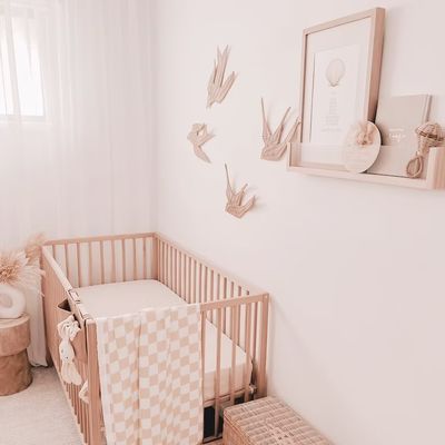 Bespaar ruimte en voeg stijl toe aan de kinderkamer van uw kinderen met Acryl Floating Bookshelf Wall