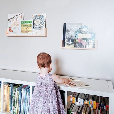 Bespaar ruimte en voeg stijl toe aan de kinderkamer van uw kinderen met Acryl Floating Bookshelf Wall