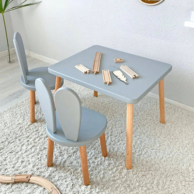 Gepersonaliseerd logo Houten tafel en stoelen voor kinderen met modern ontworpen Montessori-activiteit