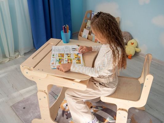Montessori Kinderen Stuurmeubilair Set Op maat Houten bureau en stoel met krijt tafelblad