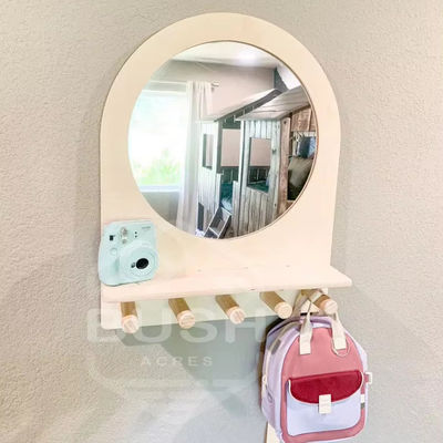 Montessori-plank Kleuterspiegel voor kinderen Ingang en zelfverzorging in het badkamer van het hotel