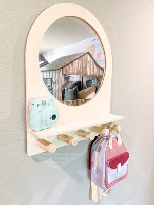 Montessori-plank Kleuterspiegel voor kinderen Ingang en zelfverzorging in het badkamer van het hotel