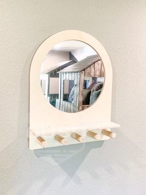 Montessori-plank Kleuterspiegel voor kinderen Ingang en zelfverzorging in het badkamer van het hotel