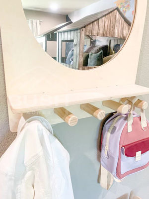 Montessori-plank Kleuterspiegel voor kinderen Ingang en zelfverzorging in het badkamer van het hotel