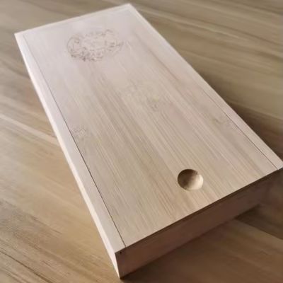 Bij kerst zit er een bamboe doos met deksel.