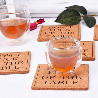 Voeg een vleugje elegantie toe met vlekkelkleurige kurkband Houten ronde en vierkante beker mat