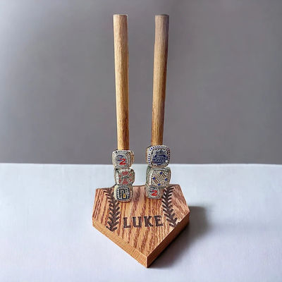 Houten sportringen met een stapel van een gewone kleur voor het softbal- en honkbalkampioenschap