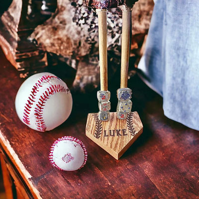 Houten sportringen met een stapel van een gewone kleur voor het softbal- en honkbalkampioenschap