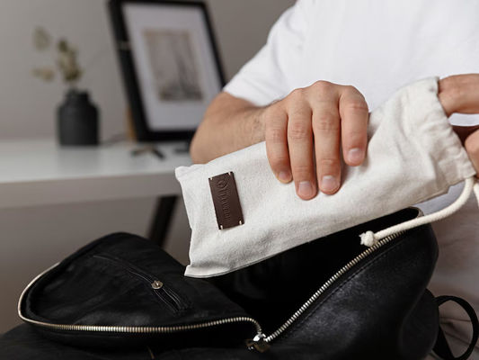 Gepersonaliseerd logo Acceptabel gelakt houten laptopstaand voor bureau