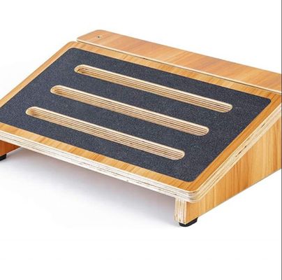 Ergonomische houten trapstoel voor houdingsondersteuning onder het bureau in huis- en kantoorstoelen