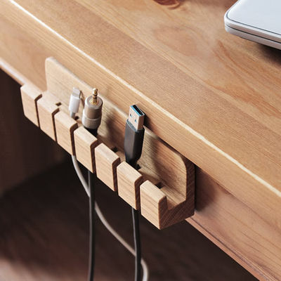 Zilkscherm gedrukte houten kabel en opladerorganisator voor vierkante tafel opladerhouder