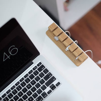 Zilkscherm gedrukte houten kabel en opladerorganisator voor vierkante tafel opladerhouder