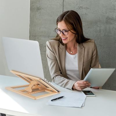 Gepersonaliseerd logo opvouwbaar houten laptop Riser verstelbare computerstand
