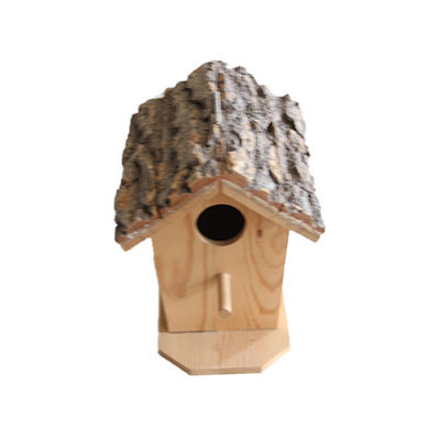 Houten vogelhuis met vogels in gedachten en ademende materialen