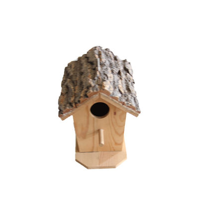 Houten vogelhuis met vogels in gedachten en ademende materialen