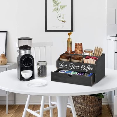 Houten koffietafel, theezakken, organisator met lade en voorraad