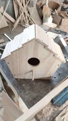 Gepersonaliseerd logo Acceptabele houten vogelvoeder voor het voeden van wilde vogels in decoratieve verf