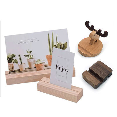 Op maat gemaakte houten basis voor conferentiekaartjes, tafellabels en kalenders in restaurants