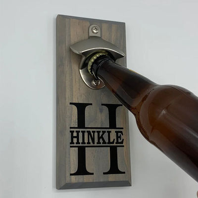 Houten beer flesopener Wandkoelkast Mount Gepersonaliseerde gebrande druk voor cadeautjes