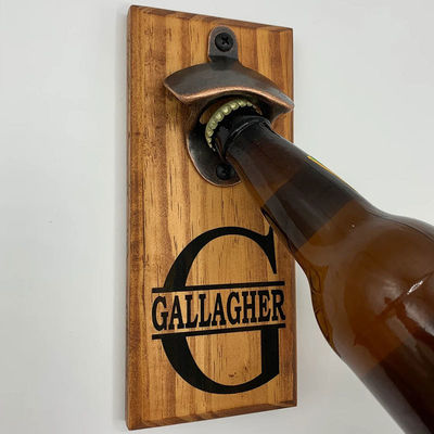 Houten beer flesopener Wandkoelkast Mount Gepersonaliseerde gebrande druk voor cadeautjes