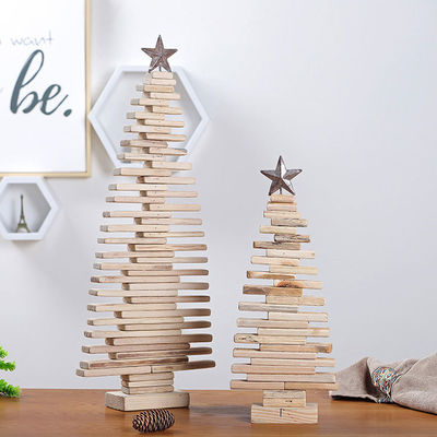 Tafelversiering met een kerstboom, eenvoudige ontwerpen en natuurlijke houten kleur