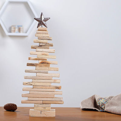 Tafelversiering met een kerstboom, eenvoudige ontwerpen en natuurlijke houten kleur