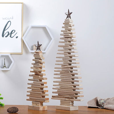 Tafelversiering met een kerstboom, eenvoudige ontwerpen en natuurlijke houten kleur