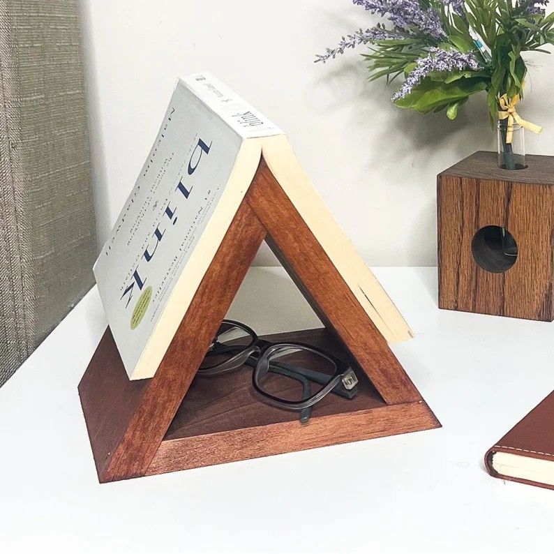 Op maat gemaakte houten boekenstand TIMBER Houten type voor stickers Houten nachtkast boekenhouder