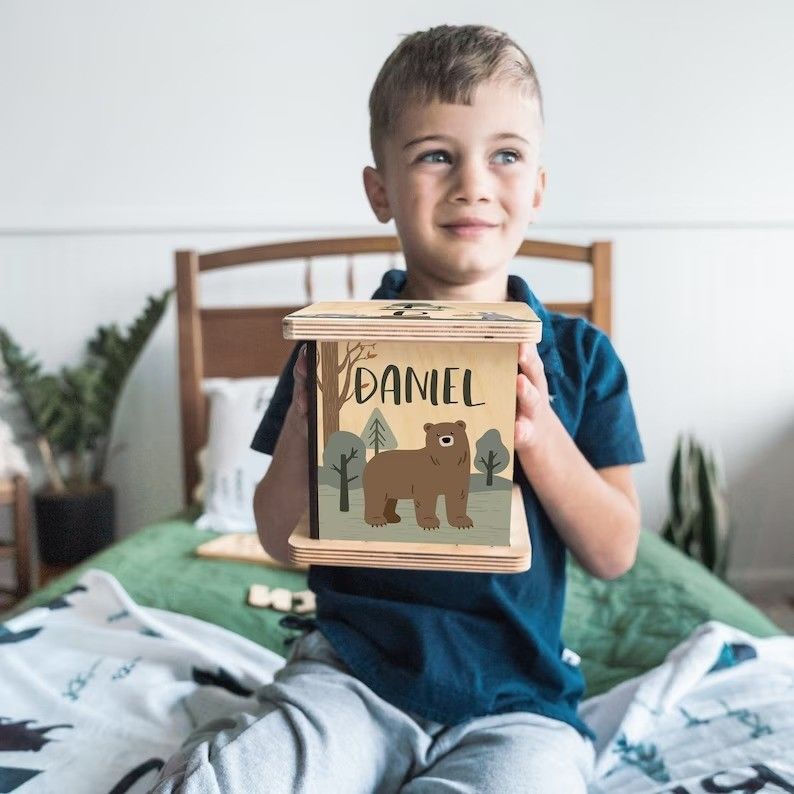 Houten piggy bank in eenvoudige kleur met aanpasbaar bosdierenontwerp