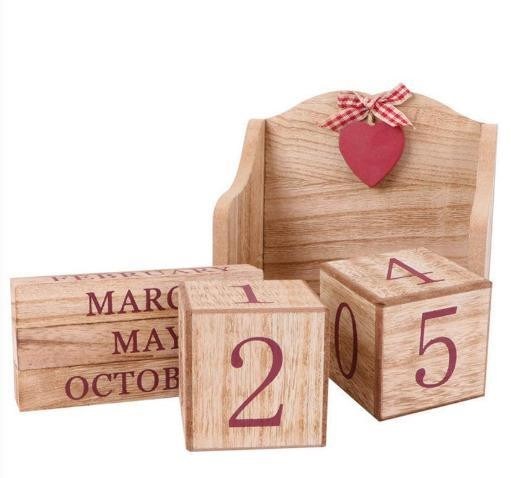 Houten adventskalender tafelspelletje met rustiek huis en Europese esthetiek