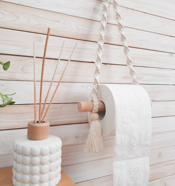 Op maat gemaakte houten toiletpapierhouder voor badkamer ruimtebesparend essentieel