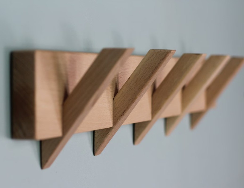 Stijlvolle en duurzame badkamer organisatie met deze houten muur gemonteerde jasrek