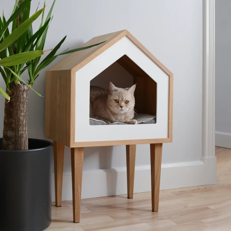 Cat House in natuurlijke houten kleur met opslagcontainers
