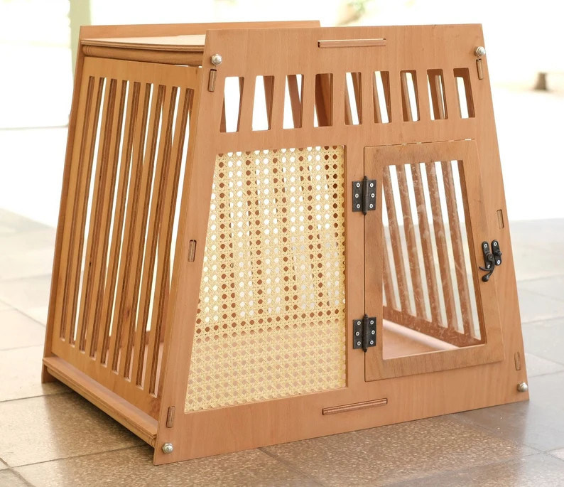 Houten huis voor honden en katten met een witte deur