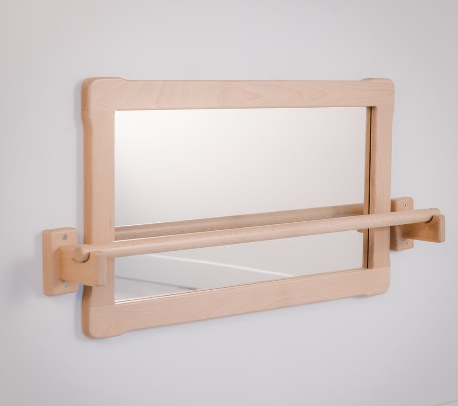 Montessori grote spiegel en lange op te trekken houten bar bespaart ruimte voor Chinese jaar gelegenheid