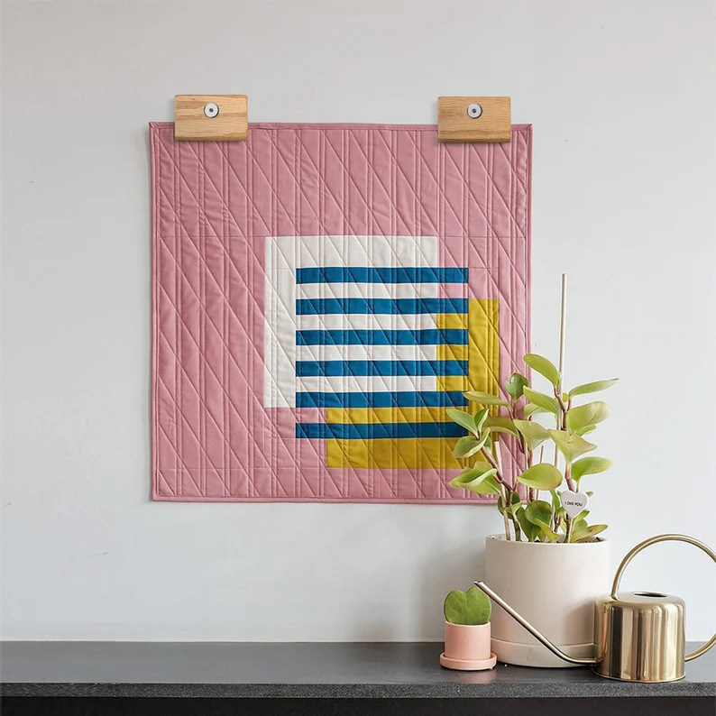 Veelzijdige kunsthanger van textielvezels geschikt voor verschillende kledingstukken en artikelen voor huisversiering