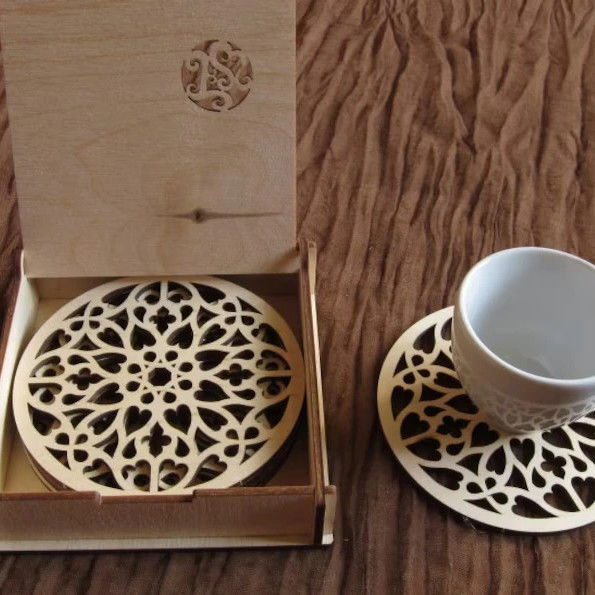 Unieke houten Rosette-onderhouten voor koffiebekers in natuurlijke berk en gotisch rustiek ontwerp