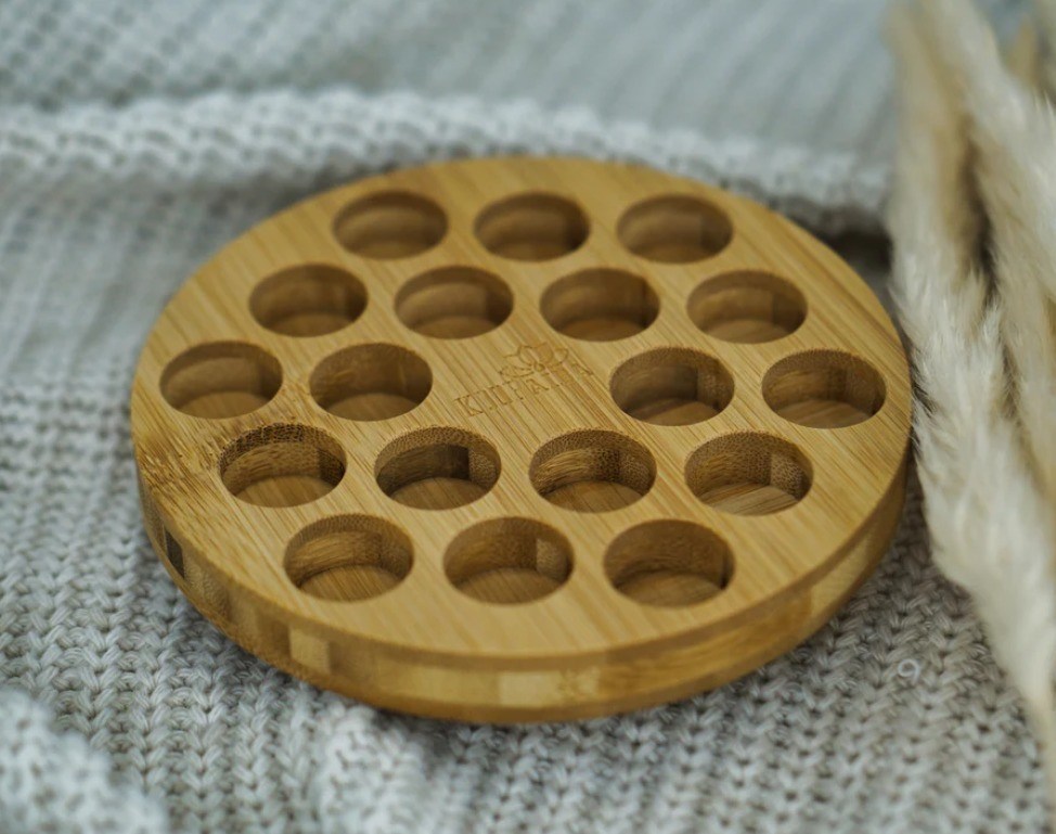 Functioneel houten rek voor het efficiënt opslaan van cirkelvormige olieflessen