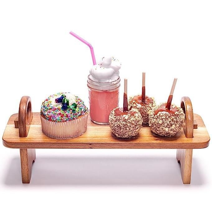 Moderne verhoogde houten servieschaal voor huisversiering