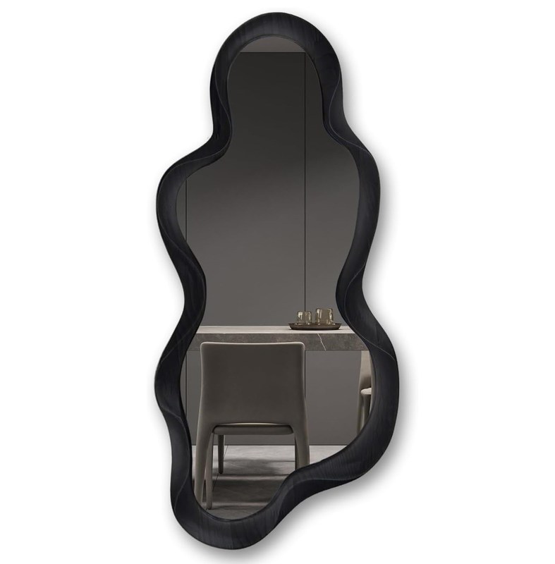 Prachtige woningversiering Onregelmatige wandspiegel met zwart houten frame en moderne badkamerversiering