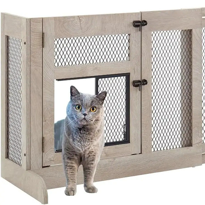 Hoge hoeveelheid houten vrijstaande hondenpoort met kattenpoortmaas en aangepast logo